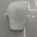 Cappellino da baseball bianco alla moda con decorazioni in perle e tesa elegante - Taglia Adulto (Regolabile) / Bianco con strass bianchi