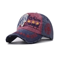 Dettaglio del cappello vintage lavato con ricamo 3D e visiera con effetto usura - Regolabile / Faraone Rosso Vino Patchwork Blu Navy