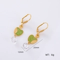 Dettaglio degli orecchini a forma di mela con smalto verde, zirconi e dimensioni - Stile Mela Verde