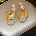 Dettaglio di orecchini dorati con perle bianche verticali e ciondoli geometrici dorati - Perno in Argento S925 - Oro / Oro