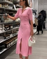 Dettaglio dell'abito in maglia rosa con colletto bianco a contrasto e tasche con bottoni - S / Rosa