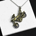 Collier avec pendentif moto vintage en bronze et chaîne à maillons carrés argentée chic - Moto en Bronze Vintage