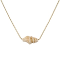 Detailopname van een gouden kralenketting met een natuurlijke zeeschelp hanger - Aardgeel
