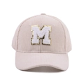 Detail der beigen Cord-Baseballkappe mit M-Patch und goldener Paillettenstickerei - Beige (M-Buchstabe)