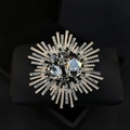 Broche fleur vintage avec cristaux gris foncé et strass blancs sur monture dorée - Gris