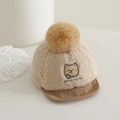 Dettaglio del cappello da orsetto per neonati in pile con visiera e pompon morbido - 48-50cm (1-2 anni) / Cachi