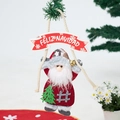 Details von Weihnachtsmann-Plüschfigur mit Feliz Navidad Banner und Glocken am Baum - Weihnachtsmann