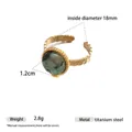 Gouden titanium stalen open ring met groene natuursteen en golvende textuur - Ronde Groene Steen Open Ring
