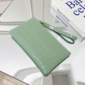 Pochette verde chiaro in ecopelle con motivo a coccodrillo e cinturino con cerniera - Verde