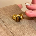 Luxuriöser goldener Schmetterlingsring mit großem ovalem braunem Edelstein auf Leinen - Gold Braun Edelstein Ring (J1070)