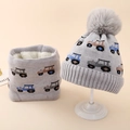 Détails de l'ensemble bonnet et écharpe gris avec motif tracteur et doublure polaire - Gris