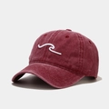 Détail d'une casquette bordeaux délavée avec broderie de vagues blanches - Réglable / Bordeaux