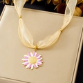 Detailopname van een gouden bloemhanger met roze emaille en beige zijden lint - Roze en Witte Madeliefje Stijl (N3865)