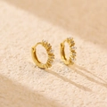 Eleganti orecchini a cerchio dorati con piccole perle e cristalli su fondo caldo - Argento 925 / Oro