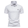Dettaglio polo in cotone bianco con etichetta sul colletto e ricamo sul petto - S / Bianco