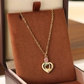 Goldene Herzkette mit roter Rose und Mom Anhänger in einer Samt-Geschenkbox - Herz Mom Rose Stil (KN292735-Z)