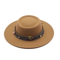 Détail d'un chapeau en laine camel avec ruban bohème tissé et perle turquoise - M / Kaki