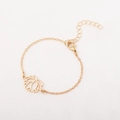 Goldenes Gliederkette-Armband mit einem hohlen Lotusblumen-Anhänger und Karabiner - Hohles Lotus-Armband (3056) / Gold