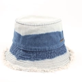 Détail d'un chapeau bob en jean avec bords effilochés et logo métallique JHMY rond - M(56-58cm) / Bleu Foncé Effiloché