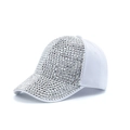 Detalle de los brillantes diamantes de imitación plateados en una gorra blanca - Blanco con diamantes de imitación plateados