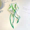 Détail d'un foulard Twilly en soie blanche avec imprimés floraux de muguet vert - Vert Feuille Muguet