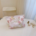 Détail de la broderie de magnolia rose et d'oiseau sur un sac en satin crème - Oiseaux et Fleurs