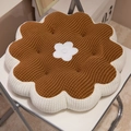Braunes und weißes Blumen-Sitzkissen mit weichem Plüsch-Design auf einem Stuhl - Kaffeebraun
