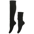 Detaillierte Strickstruktur dicker schwarzer Socken, die den Slouch-Stil auf Weiß zeigen - Schwarz