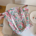Détail du sac cabas à fleurs roses avec anses en toile blanche et étiquette textile - Sac à Bandoulière à Double Sangle