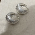 Dettaglio di orecchini in argento spazzolato con scintillanti zirconi bianchi - Argento