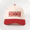 Gorra de béisbol retro bicolor con bordado MOMMIN' y visera roja ajustable - Beige y Rojo
