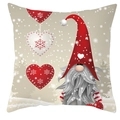 Nahaufnahme der Weihnachtswichtel-Kissenhülle mit rotem Hut und Herz-Ornamenten - Stil 4