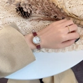 Elegante reloj de cuarzo para mujer con correa de cuero rojo y bisel dorado con diamantes - Granate