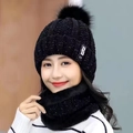 Schwarzes Damen-Strickmützen-Set mit Kunstpelz-Bommel und passendem Halswärmer - Mütze + Halswärmer Set / Schwarz
