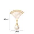 Elegante broche de concha en forma de abanico dorado con circonitas y perla redonda - Estilo en Forma de Abanico (XX0093)