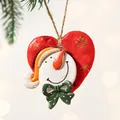 Roter herzförmiger Weihnachtsanhänger mit Schneemann-Motiv, 8x6cm Harz Christbaumschmuck - Rotes Herz-Schneemann