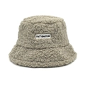 Détail d'un bob en polaire sherpa grise avec un écusson brodé de texte noir élégant - M (56-58cm) / Gris