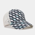 Dettaglio del tessuto a rete traspirante e stampa geometrica di palme sul cappello - Palma Geometrica Blu, Bianca e Nera (Colore 18)