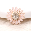 Ciondolo a margherita rosa con petali traslucidi e strass bianchi su base dorata - Bianco