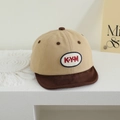 Dettaglio cappellino neonato con ricamo KYM e visiera morbida in design a contrasto - 48-50cm (1-2 anni) / Cachi