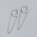 Orecchini huggie in argento 925 con lunghe catene a nappa e accenti di zircone - Argento 925 / Oro Bianco