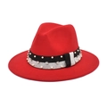 Detalle de sombrero fedora rojo con pedrería y perlas en la banda bicolor decorativa - M (56-58cm) / Rojo