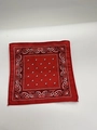Vista dettagliata di una bandana rossa con motivo paisley per piccoli cappelli e bambole - Laccio sottogola bianco / Fazzoletto quadrato rosso 16 cm