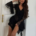 Robe courte en dentelle noire ajustée avec col en V à volants et manches cloche élégantes - S / Noir