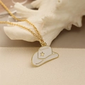 Collier doré avec pendentif chapeau de cowboy en émail blanc et détail d'étoile - Blanc