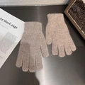 Nahaufnahme der flauschigen Strickhandschuhe in Kamel mit weicher Mohair-Textur und Bündchen - Einheitsgröße / Mokka