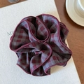 Klassisches weinrotes und dunkelgraues Karo-Stoff-Scrunchie für elegantes Haarstyling - Weinrot und Dunkelgrau Kariert