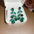 Détail de boucles d'oreilles en cristal vert en forme de goutte dans un écrin blanc - 55# Tige en argent - Argent - Vert - Style feuille