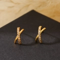 Chique vergulde X-vormige oorbellen met fonkelende zirkoon in een minimalistisch design - Gekruiste X-Vorm Pave Gouden Oorbellen