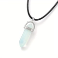 Détail d'un pendentif en cristal hexagonal bleu clair avec bélière en argent sur cordon noir - Opale